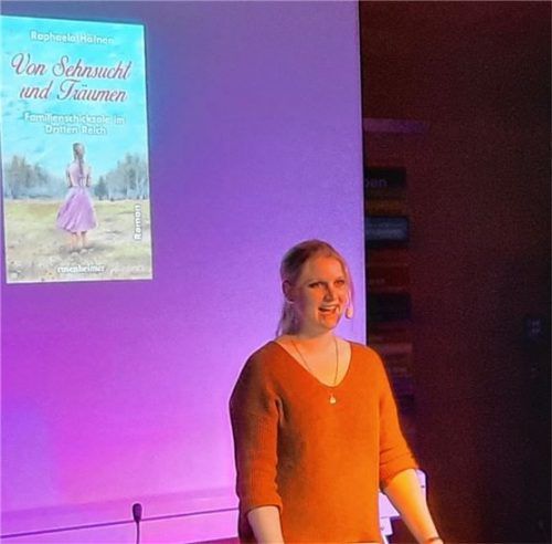 Autorin Raphaela Höfner, selbst Lehrerin, präsentierte ihren Roman in der Wirtschaftsschule didaktisch geschickt aufbereitet. Foto  re