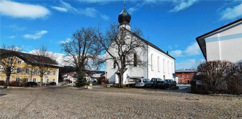 Bald unter Strom: Derzeit sind zwei Festplatzverteiler auf der Friedhofseite und ein dritter Verteiler auf der Kirchenseite geplant. Foto Ammelburger
