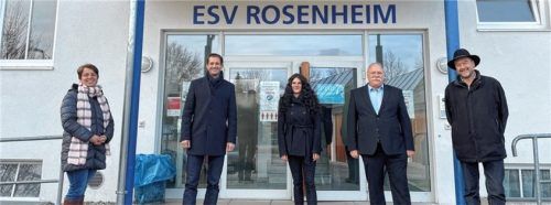 Bei der Eröffnung des Bewegungskindergartens sind zu sehen: (von links) Sabine Hilger, Leiterin der Kinderbetreuung bei der Stadt, Oberbürgermeister Andreas März, Kindergartenleiterin Petra Weiß, ESV-Vorsitzender Horst Spensberger und Stadtrat Dr. Wolfgang Bergmüller. Foto  Stadt Rosenheim