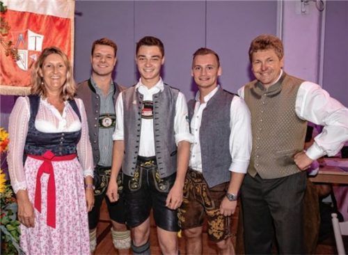 Bei der Freisprechung: (von links) Lehrlingswart und Prüfungsvorsitzende Birgit Wimmer, die Gesellen Jakob Plank, Jakob Maier und Christian Fischer sowie stellvertretender Obermeister Rainer Küblbeck.Foto richter