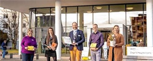 Bei der Geschenkübergabe: (von links) Pflegedirektorin Judith Hantl-Merget, Bernadette Hollinger, der kaufmännische Leiter Dr. Max von Holleben, der Referent der Pflegedirektion, Matthias Scherm, und die Leiterin Personalgewinnung, Cornelia Geiger.Foto Romed-Klinik