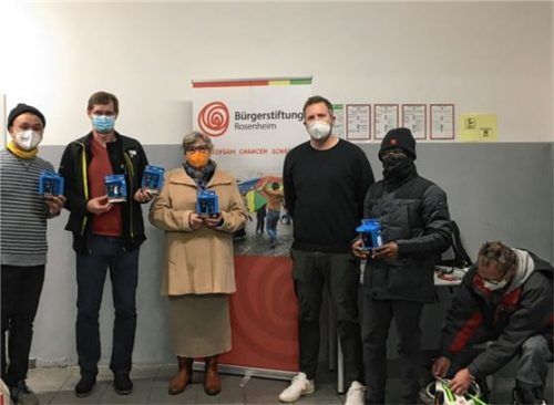 Bei der Übergabe der Fahrradlampen: (von links) Lung Ji, Michael Enste, Almuth Aicher, Christian Hlatky, Serge Kounouvi und Achim Patschorke.Foto re