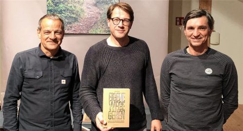 Bei der Vorstellung ihres neuen Buches: Autor Alexander Provelegios (in der Mitte) und die Geschäftsführer von Maloja Klaus Haas (links) und Peter Räuber. Foto Koppetsch