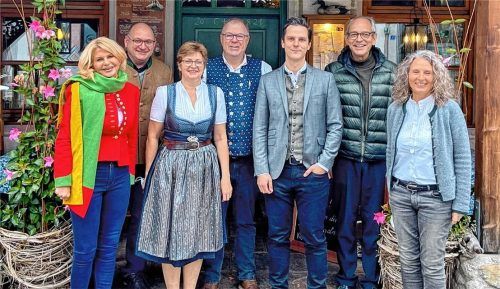 Beim Abstimmungstreffen am Samerberg waren sie noch guter Dinge: (von links) Marisa Steegmüller und Franz Amberger von der Flötzinger-Brauerei, Kathi und Peter Schrödl vom Entenwirt, Michael Hinterseer von Auerbräu, Roland Bräger von der Brauerei Maxlrainer und Geschäftsführerin Christina Pfaffinger vom Tourismusverband Chiemsee-Alpenland.Foto Hötzelsperger