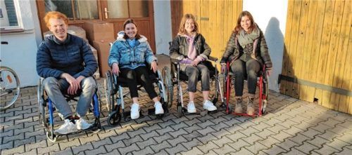 Bereit für einen Perspektivwechsel: (von links) OVB-Praktikant Kilian Schmöller mit den Studentinnen Anna Whitehead, Marie Jäger und Luisa Pawlack.Foto Schnitzenbaumer