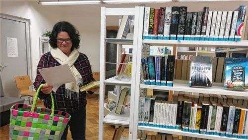 Bibliotheksleiterin Ursula Dreischl will mit ihrem Team ab morgen die Einrichtung im Roten Schulhaus in Schloßberg wieder öffnen. Zugleich wird die Bibliothek in Stephanskirchen vor Weihnachten zusperren.Foto Hampel