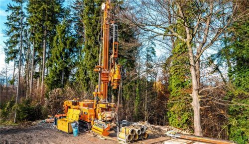 Bis zu 250 Meter tief gräbt sich das schwere Gerät in die Erde.