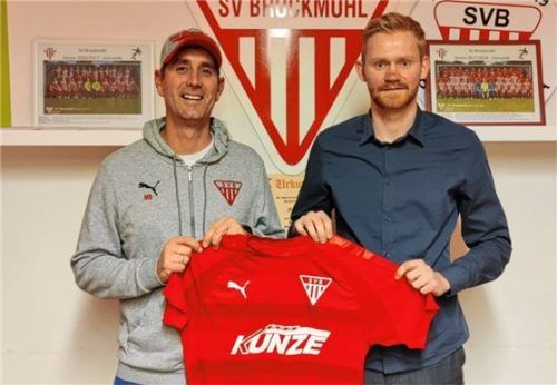 Bruckmühls Trainer Maik Blankenhorn begrüßt Neuzugang Maximilian Pichler (rechts).Foto SV Bruckmühl