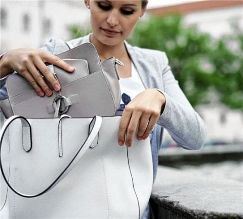 Dank des flexiblen und weichen Materials passt sich die kleine Bag jeder Handtasche an. Foto djd/www.andbag.de