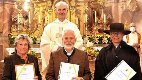 Dankurkunden überreichte Pfarrer Helmut Kraus für langjährige Mitgliedschaft im Kirchenchor an (von links) Hildegard Brucker, Robert Osterhammer und Regina Dettendorfer. Foto steffenhagen