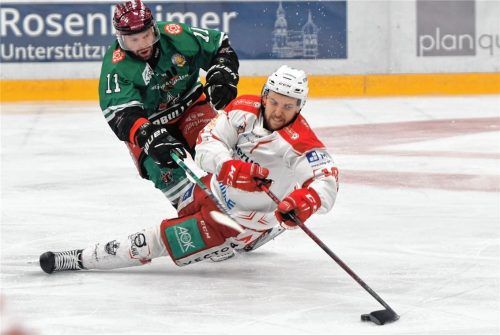 Das Bild täuscht: Während Regensburgs zweifacher Torschütze Tomas Schwamberger im Zweikampf mit Rosenheims Curtis Leinweber ausrutscht, durften die Eisbären am Ende jubeln. Foto  Hans-Jürgen Ziegler