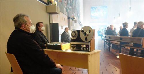 Das Mesnerteam mit dem historischen Tonband aus der Gründungszeit der Pfarrei Wiederkunft Christi. Fotos Sedlbauer