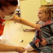 <p>Das Reißverschlussverfahren – kein Kinderspiel mit nur einer Hand. Trotzdem strahlt Marie übers ganze Gesicht. Zwischen ihr und Ergotherapeutin Melanie Hessenauer stimmt die Chemie sichtlich. Foto bayerischer rundfunk</p>
