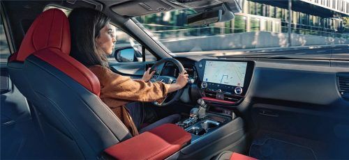 Das Tazuna-Cockpit lässt sich an die unterschiedlichen Größen und Staturen der Fahrer anpassen und bietet mit einer Vielzahl von Einstellmöglichkeiten für Fahrersitz und Lenkrad Komfort und einfache Bedienung für alle. Die neuen Sensortasten am Lenkrad können zum Beispiel mit den vom Fahrer bevorzugten Funktionen belegt werden. Foto Lexus