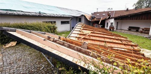 Das Unwetter deckt in Halfing auch das Dach des Pfarrheims ab. Fotos dpa