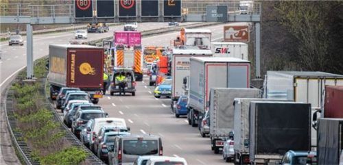 Das Wissen der Autofahrer um die Bildung der Rettungsgasse hat sich in den letzten Jahren verbessert: Wie eine Umfrage des ADAC aus dem Jahr 2020 gezeigt hat, wussten damals 84 Prozent der Befragten, wann für Krankenwagen, Polizei oder Feuerwehr Platz gemacht werden muss. Foto dpa