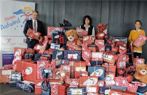 Dass Schenken Freude bereitet, wissen (von links) Karl Göpfert, stellvertretender Vorsitzender der Sparkassenstiftungen Zukunft für Stadt und Landkreis Rosenheim, Doris Räder, Organisatorin der „Wunschzettelaktion“, sowie Alexa Hubert, geschäftsführende Vorsitzende der Sparkassenstiftungen Zukunft.Foto Aktion Aufwind/ Sparkassenstiftungen Zukunft.
