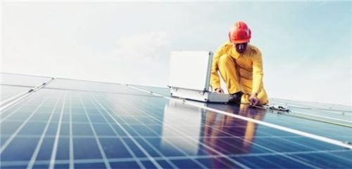 Dem Boom bei den erneuerbaren Energien steht ein Fachkräftemangel im Baugewerbe gegenüber. Foto boonchok/adobe stock