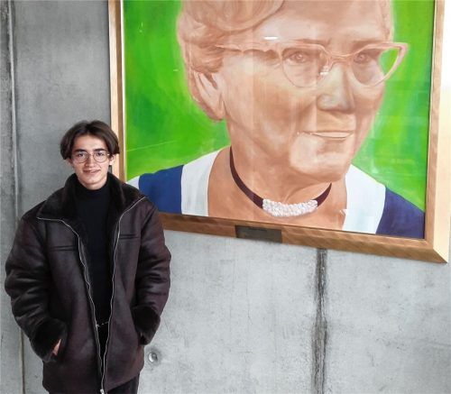 Denis Danciu (16) neben einem Bild von Pauline Thoma: Er ist jetzt stellvertretender Stadtschulsprecher. Foto re