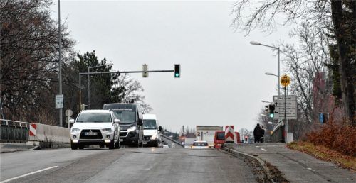 Der Ausbau der Mangfallkanalbrücke soll in den kommenden Jahren vorangetrieben werden. Dies haben Rosenheims Stadträte mit dem Haushalt für das kommende Jahr beschlossen. Foto Schlecker