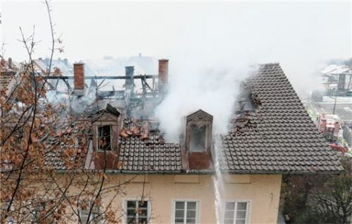 Der Dachstuhl des Gebäudes am Fabrikweg 1 brannte komplett aus. Das Feuer wurde von der Drehleiter und vom Boden aus bekämpft.