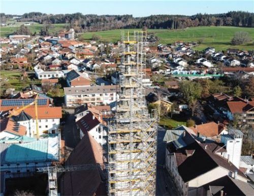 Der eingerüstete Turm ist weithin sichtbar und prägt das Ortsbild der Gemeinde Halfing.Foto Böck