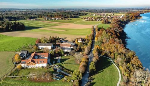 Der Irmengard-Hof im Gstadter Ortsteil Gollenshausen aus der Vogelperspektive. Foto Berger