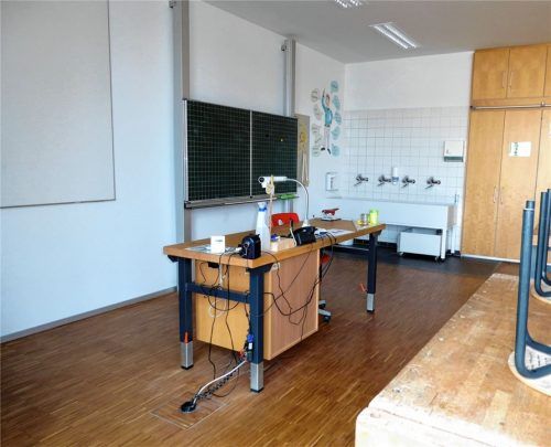 Der kleine weiße Kasten ist eine CO2-Ampel, im Werkraum der Pauline-Thoma-Schule steht das Gerät auf dem Schreibtisch und schlägt Alarm, wenn gelüftet werden muss. Foto Riediger