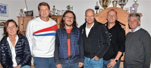Der neue alte Vorstand steht vor den Vereinsauszeichnungen. Wiedergewählt wurden (von links): Kathinka Hauerwaas (Schriftführerin), Maurice Zinner, Jürgen Laupheimer, Alex Gedat (Kassenwart), Jörg Tewes (stellvertretender Abteilungsleiter) und Franz Weber (Sportwart). Foto SV Pang
