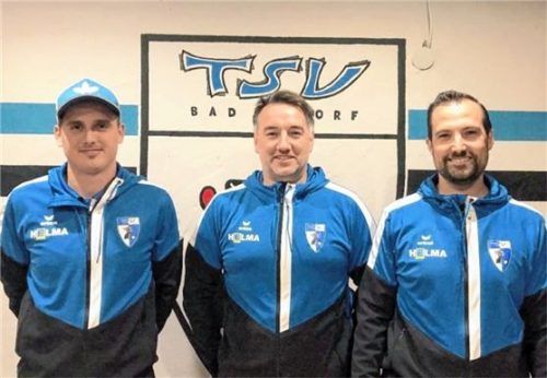 Der neue Bad Endorfer Trainer Nico Schmidmayer (Mitte) mit dem Zweiten Vorstand Andreas Garhammer (links) und Vorstand Philipp Kleinekathöfer. Foto TSV Bad Endorf