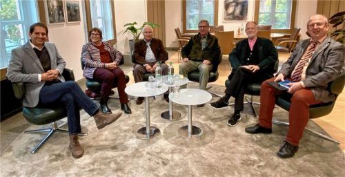 Der Vorstand des Seniorenbeirats stellte sich im Rathaus vor. Anwesend waren (von links) Oberbürgermeister Andreas März, die Vorsitzende des Seniorenbeirats, Irmgard Oppenrieder, stellvertretender Vorsitzender Ludwig Reitmair, stellvertretender Schriftführer Theo Auer, Schriftführer Dieter Hofrath und Sozialamtsleiter Martin Wollny.Foto Stadt Rosenheim