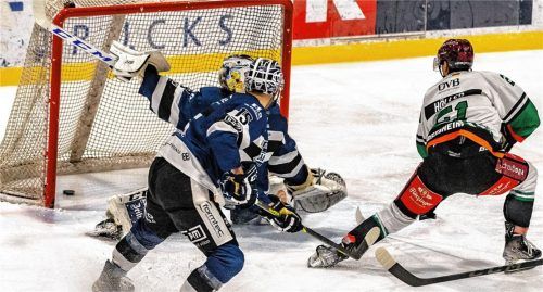 Der zwischenzeitliche 3:3-Ausgleich durch Alexander Höller, der beim 7:5-Sieg in Lindau drei Rosenheimer Tore erzielte. Foto  Christian Flemming