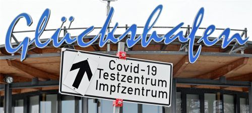 Die Beschilderung auf der Loretowiese in Rosenheim weist den Weg. Foto dpa