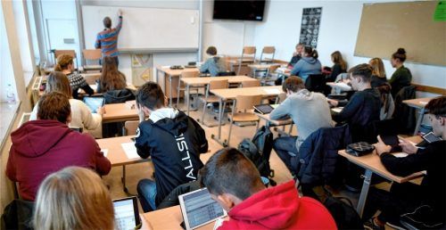 Die Digitalisierung an den Schulen nimmt in Rosenheim immer mehr Fahrt auf. Neben 900 Schülertablets hat die Stadt jetzt auch 437 Lehrergeräte bestellt. Foto dpa