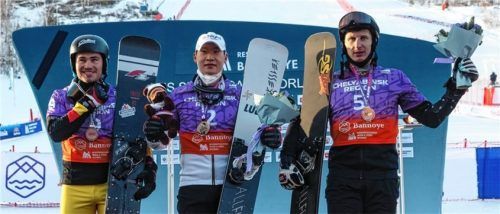 Die drei Erstplatzierten beim Weltcup-Saisonauftakt der Snowboarder mit Stefan Baumeister (links vom SC Aising-Pang). Foto Pavel Tabarchuk