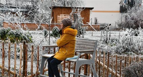 Die erhöhte Sitzbank am Lehr- und Selbstversorgergarten war die Idee der Seniorenbeauftragten Renate Hanzekovic. Die Sitzgelegenheit wird gut angenommen.Foto Schlecker