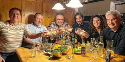 Die Fachjury war überzeugt vom ersten Isen-Gin: (von links) Franz Windshuber, Thomas Klement, Rudi Kellner sowie Denis Faross, Sieglinde und Benedikt Pointner.Foto Dinger