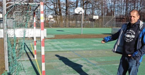 Die Freisportanlagen des Raublinger Gymnasiums werden saniert. Sportlehrer Burkart Schiedermair, Fachbereichsleiter Sport am Gymnasium, freut sich schon auf die Verbesserungen.Foto Hadersbeck