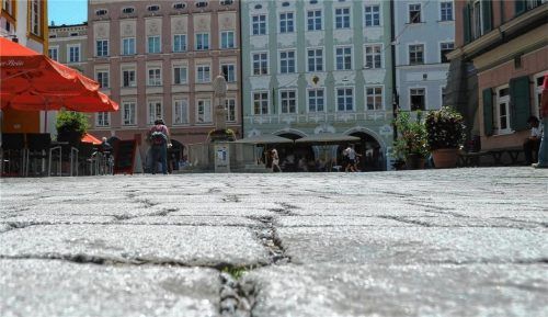 Die Fugen auf dem Max-Josefs-Platz haben in der Vergangenheit immer wieder für lange Diskussionen gesorgt. Zwar haben sich die Stadträte jetzt für eine Sanierung ausgesprochen – allerdings frühestens ab 2025 (siehe Kasten). Foto  Aerzbäck