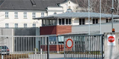 Die Justizvollzugsanstalt Bernau. Zwei Männer mussten sich jetzt in Rosenheim vor Gericht verantworten, nachdem sie versucht hatten, dort auszubrechen. Foto dpa