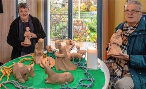 Die Krippe gehört seit langem zur Kirche. Viele Figuren habe Gemeindemitglieder gestiftet, weshalb sie Pfarrerin Birgit Molnar und Vertrauensmann Wolfgang Hellebrandt ans Herz gewachsen ist. Foto Thomae