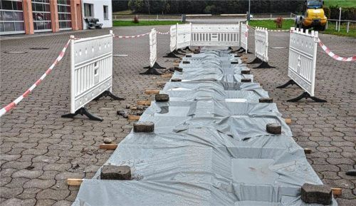 Die Linienentwässerung der Feuerwehr Feldkirchen-Westerham war gebrochen und musste repariert werden. Das Bauamt hatte dafür 3000 Euro im Haushalt angemeldet. Die tatsächlichen Kosten lagen bei mehr als 25000 Euro. Foto Merk