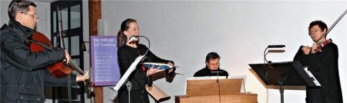 Die Sängerin Anna Steinkühler wurde begleitet von Simon Steinkühler (mit der Viola pomposa) und Eva Maria Röll sowie Michael Anderl an der Orgel.