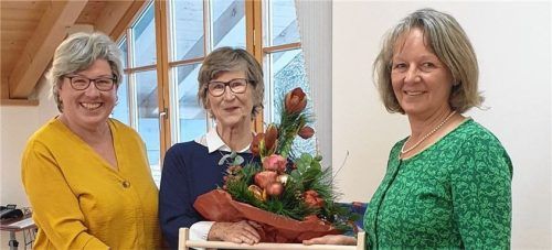Die scheidende Leiterin des Aschauer Meldeamtes, Christine Ramsauer (Mitte), wird von Dritter Bürgermeisterin Monika Schmid (links) und Fachbereichsleiterin Elisabeth Linhuber in den Ruhestand entlassen.Foto Rehberg