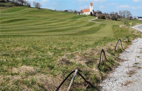 Die schwarzen Kabel der Firma UGG (rechts auf dem Foto) sollen schnellstmöglich unter die Erde. Die Gräben und Trassen werden nach Auskunft der Verantwortlichen nach dem Verlegen des Glasfaserkabels innerhalb eines Tages wieder geschlossen.Foto Rehberg