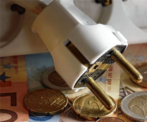 Mit Verzögerung kämen die höheren Strompreise auch beim Privatkunden an, so Stefan Barber, Werkleiter der Stadtwerke. Foto  dpa