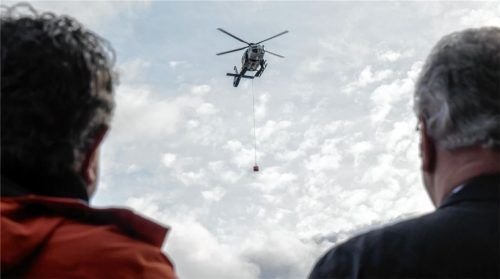 Die Vorführung mit dem Polizeihubschrauber im Blick: Innenminister Joachim Herrmann ((rechts) und Klaus Stöttner, Vorsitzender des Kuratoriums für alpine Sicherheit, gestern bei Oberaudorf. Foto dpa