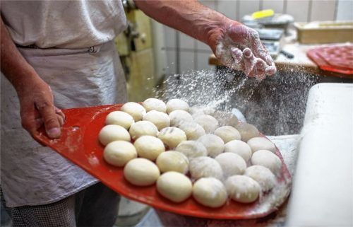 Durchschnittlich fünf Prozent mehr müssen die Kunden bezahlen. Auch beim Bäcker werden die Semmeln teurer. Foto DPA/Jens Büttner