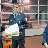 <p>Ehrung für 25 Jahre aktiven Dienst: Kreisbrandrat Richard Schrank verleiht Stefanie Mühlnickel das Ehrenzeichen. Im Hintergrund steht Kreisbrandinspektor Franz Hochhäuser.</p>