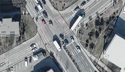 Ein Blick von oben: Der Ausschnitt zeigt einen Lkw, der von der Innsbrucker Straße nach rechts in die Chiemseestraße einbiegt. Anfang November hatte sich an dieser Stelle ein tragischer Unfall ereignet. Foto Stadt Rosenheim